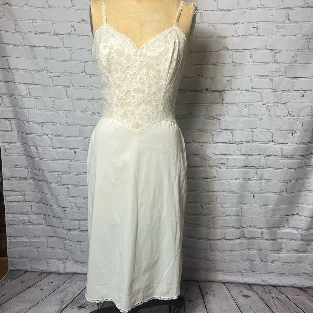 Vintage Vanity fair cream colored lace top slip size 34